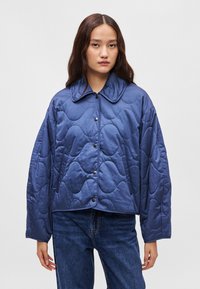 Ναυτικό σακάκι με επένδυση, μεγάλο γιακά, κουμπιά με κούμπωμα και σχέδιο κυματισμού. Μακριά μανίκια και χαλαρή εφαρμογή, κατασκευασμένο από απαλή, υφασμάτινη υφή.