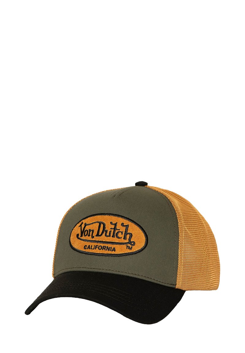 Cappello di stoffa verde con visiera nera, lati in rete arancione e logo ricamato "Von Dutch California" sulla parte frontale.