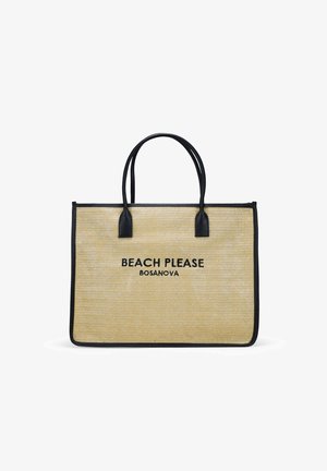 Bolsa de paja trenzada con asas sintéticas negras, que presenta el texto "BEACH PLEASE" en negro y "BOSANOVA" debajo, superficie texturizada.