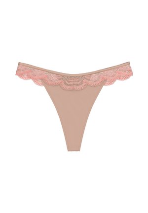 Beżowe stringi z różową koronką w kwiatowy wzór wzdłuż pasa na białym tle.