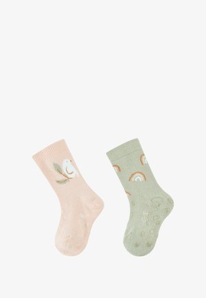 Baumwollsocken für Kinder: eine pinke Socke mit einem Vogel- und Blätterdesign, eine grüne Socke mit Regenbogen- und Punktmotiven. Beide mit strukturierten Sohlen für besseren Grip.