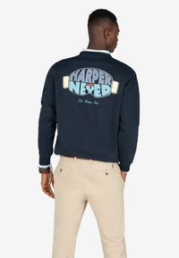 Sudadera de color navy con el gráfico "HARPER AND NEYER" en azul claro y blanco en la parte posterior. Presenta puños de canalé y un corte relajado.