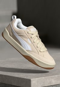 Unselected, desert dust/white