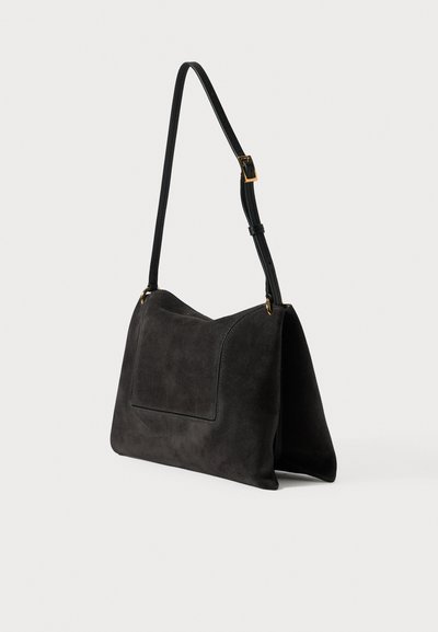 Zwarte suède schoudertas met een gestructureerde vorm, verstelbare riem en een voorvak. Gladde textuur met subtiele stiksel details.