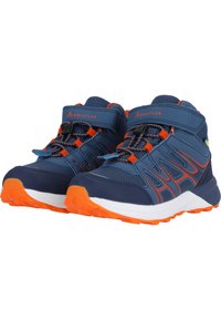 Blå sportskor med orange detaljer, med en vadderad krage, överdel i mesh och gummisula med ett strukturerat greppmönster.
