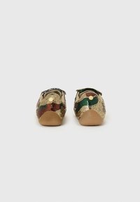 Sneakers met een meerkleurig paillettenontwerp in gouden, groene en rode tinten. Beschikt over een tan rubberen zool en een verstelbare band voor een goede pasvorm.