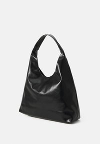 Sac à main en cuir noir avec un design décontracté, une large bandoulière et une ouverture arrondie. Texture lisse avec un léger éclat. Pas de quincaillerie visible.