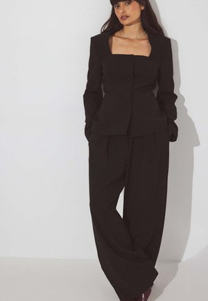MIT WEITEM BEIN UND HOHEM BUND - Housut - black