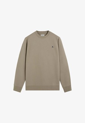 Sudadera beige con cuello redondo, mangas largas y puños acanalados. Presenta un pequeño logo bordado en el pecho. Textura suave.