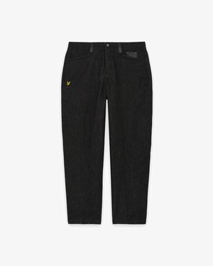 Fekete farmer nadrág egyenes fazonban, diszkrét sárga logó hímzéssel, hagyományos zsebekkel és sima textúrával.