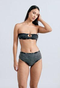 Costum de baie în două piese, din denim gri închis. Topul bandeau are o tăietură centrală, iar slipul cu talie înaltă are o textură netedă.