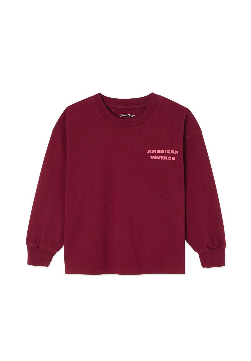 T-shirt à manches longues bordeaux en coton avec col rond. Présente l'inscription "AMERICAN VINTAGE" imprimée en rose clair sur le côté supérieur gauche.