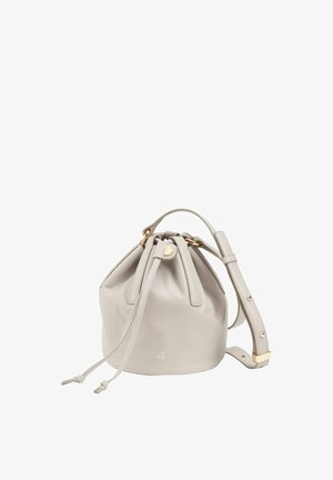 Sac seau en cuir gris clair avec fermeture à cordon, accents en métal doré, texture lisse et fine bandoulière réglable.