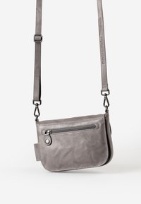Borsa a tracolla grigia in pelle con superficie testurizzata, tasca frontale con zip, tracolla regolabile e dettagli di cucitura a contrasto.