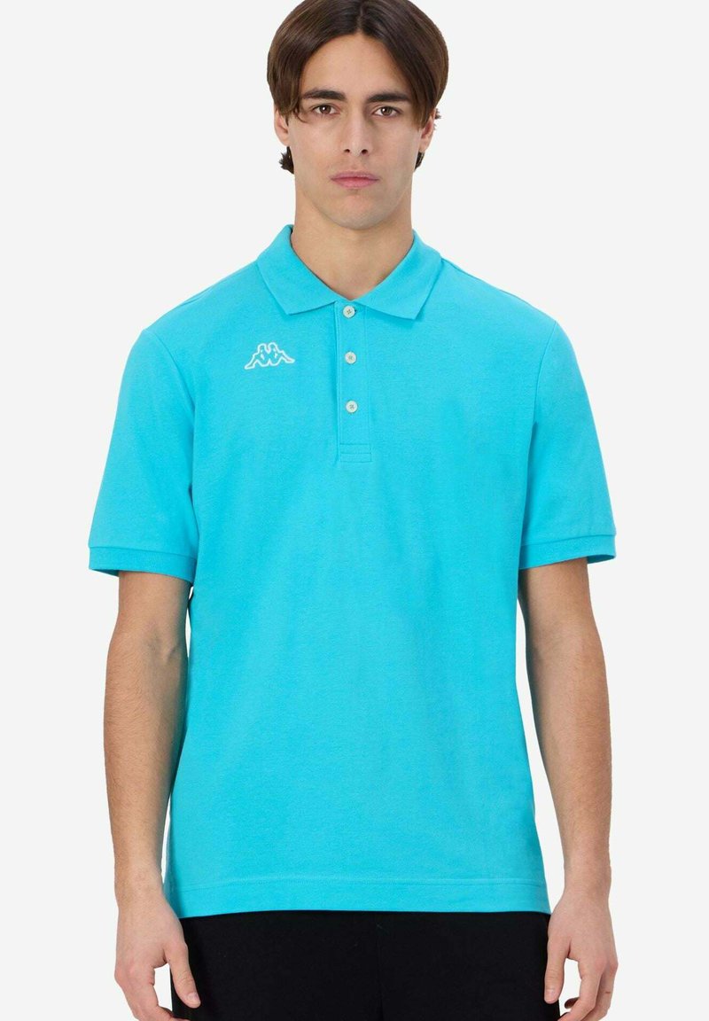 Polo shirt turchese realizzato in cotone, dotato di colletto classico, abbottonatura a tre bottoni e piccolo logo bianco sul lato sinistro del petto.
