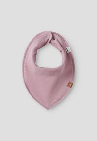 Lyserød ribbet savlesmæk formet som en trekant med afrundede kanter. Har metaltrykknaplukning og et lille brunt lædermærke. Blød stofstruktur.