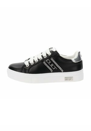 Sneaker in pelle nera con lacci bianchi, accenti argentati e una spessa suola bianca. Presenta un logo con motivo a catena sul lato.