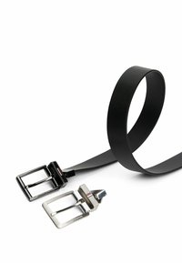 Cintura nera con una superficie liscia e fibbie metalliche rettangolari con finiture argentate lucide e nere. Design regolabile per un uso versatile.