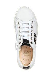 Zapatilla de cuero blanca con rayas negras, punta redonda y cordones blancos. Presenta una cremallera lateral y un interior con estampado y marca visible.