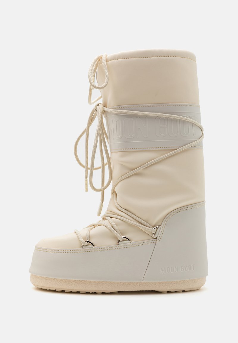 Beżowe wodoodporne buty z grubą podeszwą, sznurowane z przodu, z wytłoczonym logo "MOON BOOT" z boku. Gładka tekstura i zaokrąglony kształt.