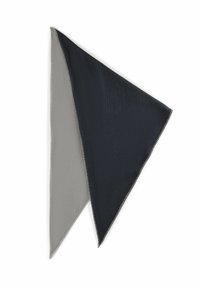 Écharpe triangulaire bicolore avec un côté bleu marine foncé et l'autre gris clair. Présente un tissu texturé et des bords cousus contrastants.