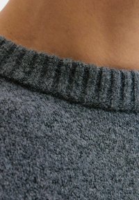 Grauer Strickpullover mit einem strukturierten Stoff und einem gerippten Kragen, der ein weiches und flauschiges Aussehen bietet.