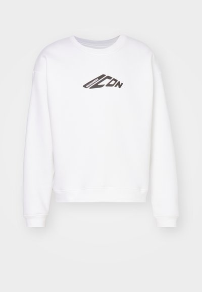 Sweat-shirt blanc à col rond, avec un logo "ICON" noir imprimé à l'avant. Il a une coupe décontractée et des poignets côtelés aux manches.