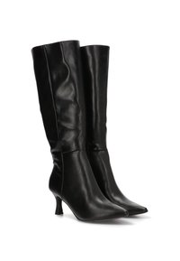 Botas de cuero negras hasta la rodilla con puntas afiladas y tacones de kitten de media altura, exhibidas de pie una al lado de la otra sobre un fondo blanco.