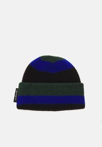 Włóczkowa czapka beanie z ciemnozielonymi, niebieskimi i czarnymi paskami, z podwiniętym mankietem. Metka umieszczona po boku dla celów brandingowych.