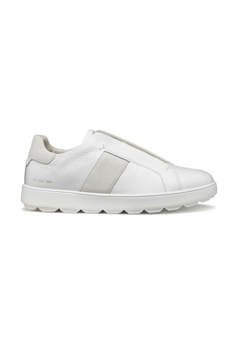 Sneakers bianchi slip-on in pelle texturizzata, con un pannello grigio chiaro e una suola bianca spessa dal design arrotondato.