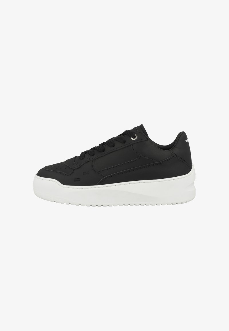 Sneaker in pelle nera con suola in gomma bianca, dotata di lacci rotondi, occhielli in metallo e una superficie liscia per un design minimalista.