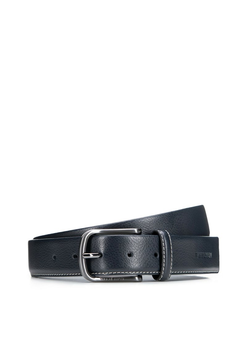Dunkelblauer Leder-Gürtel mit strukturiertem Oberflächen, silberner Metallschnalle und weißen Nähten entlang der Kanten. Verstellbar mit mehreren Löchern.