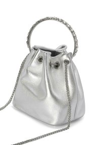 Bolso de cubo metálico plateado con un asa de cadena y detalles de ojales. Presenta una textura suave y cierre de cordón.