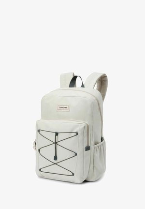 Helle graue Rucksack mit gepolsterten Trägern, Reißverschlussfächern und einem vorderen Bungee-Seil-Design für zusätzlichen Stauraum. Strapazierfähige Stofftextur.