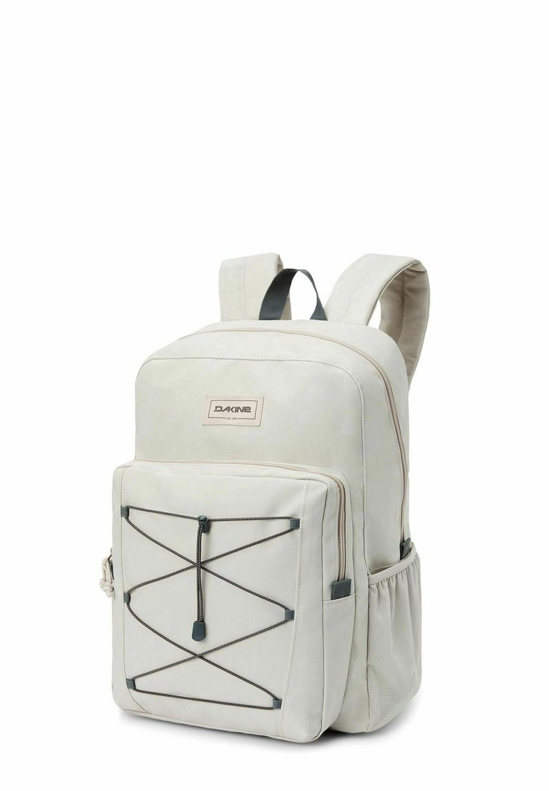 Mochila de color gris claro con correas acolchadas, compartimentos con cremallera y un diseño de cordón elástico en la parte frontal para almacenamiento adicional. Textura de tela duradera.