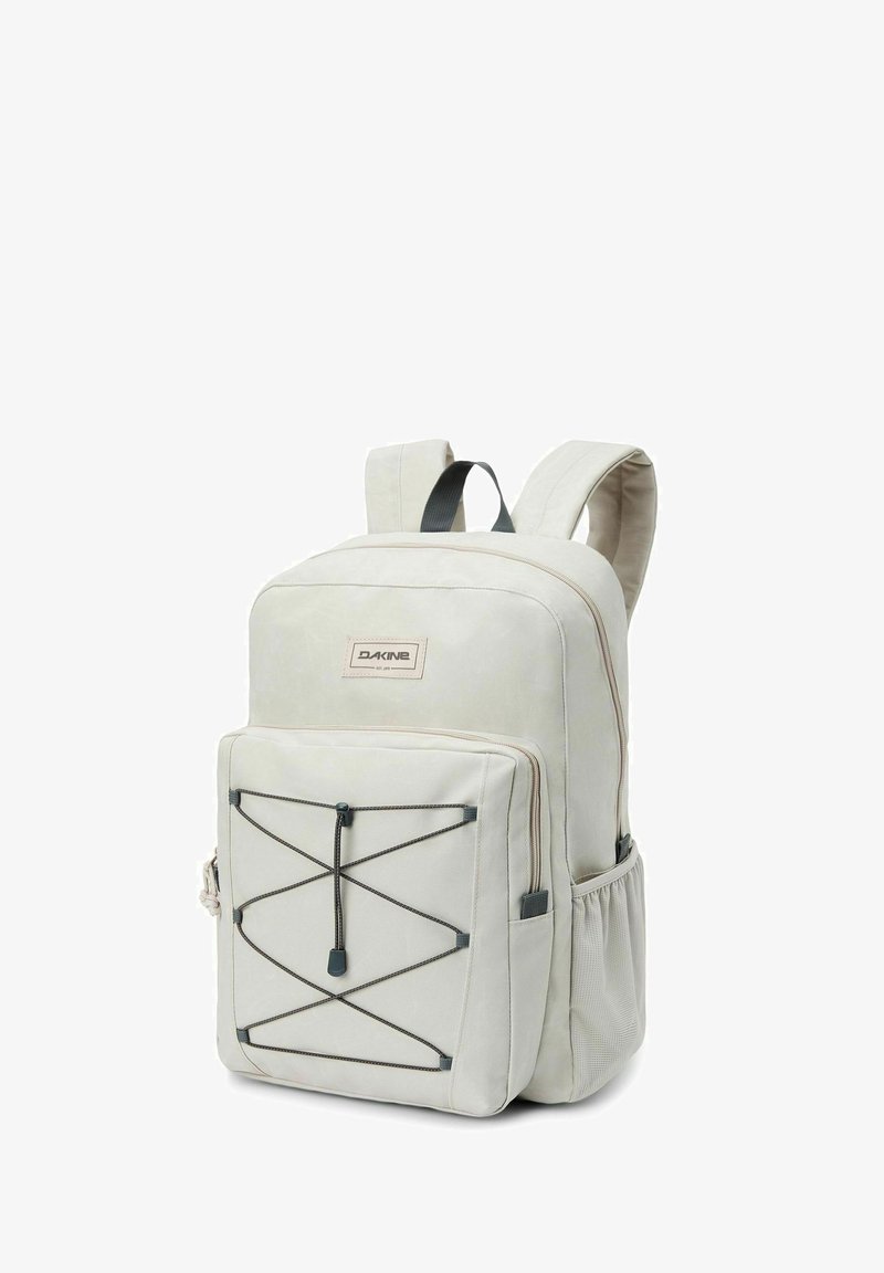 Zaino grigio chiaro con spallacci imbottiti, scomparti con zip e un design con corda bungee frontale per ulteriore stoccaggio. Tessuto resistente.