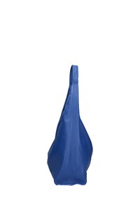 Borsa a tracolla in pelle blu con design slouchy, base piatta e un unico manico ad anello, caratterizzata da una texture liscia e semplici dettagli di cucitura.