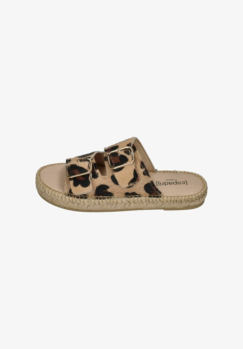 Sandale slide avec brides à imprimé léopard, boucles dorées, semelle en fibres naturelles tressées et semelle intérieure beige avec texte de la marque.