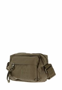 Sac à bandoulière en tissu marron avec une surface texturée, deux compartiments zippés, une sangle réglable et une poche avant avec tirette métallique.