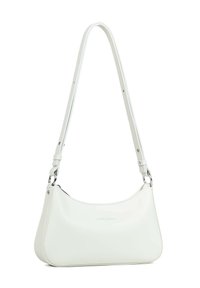 Borsa a spalla in pelle bianca con design rotondo, texture liscia, tracolla regolabile e dettagli in metallo argentato. Caratterizzata da un logo in rilievo.