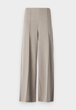 Beežid laiad püksid, mis on valmistatud tekstuuriga kangast, millel on houndstooth muster, esitlevad kõrget vööd ja pressitud voldid jalgade ääres.