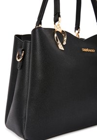 Borsa a tracolla nera in pelle sintetica con superficie testurizzata, dettagli in hardware dorato e due manici superiori. Presenta un charm decorativo su un lato.