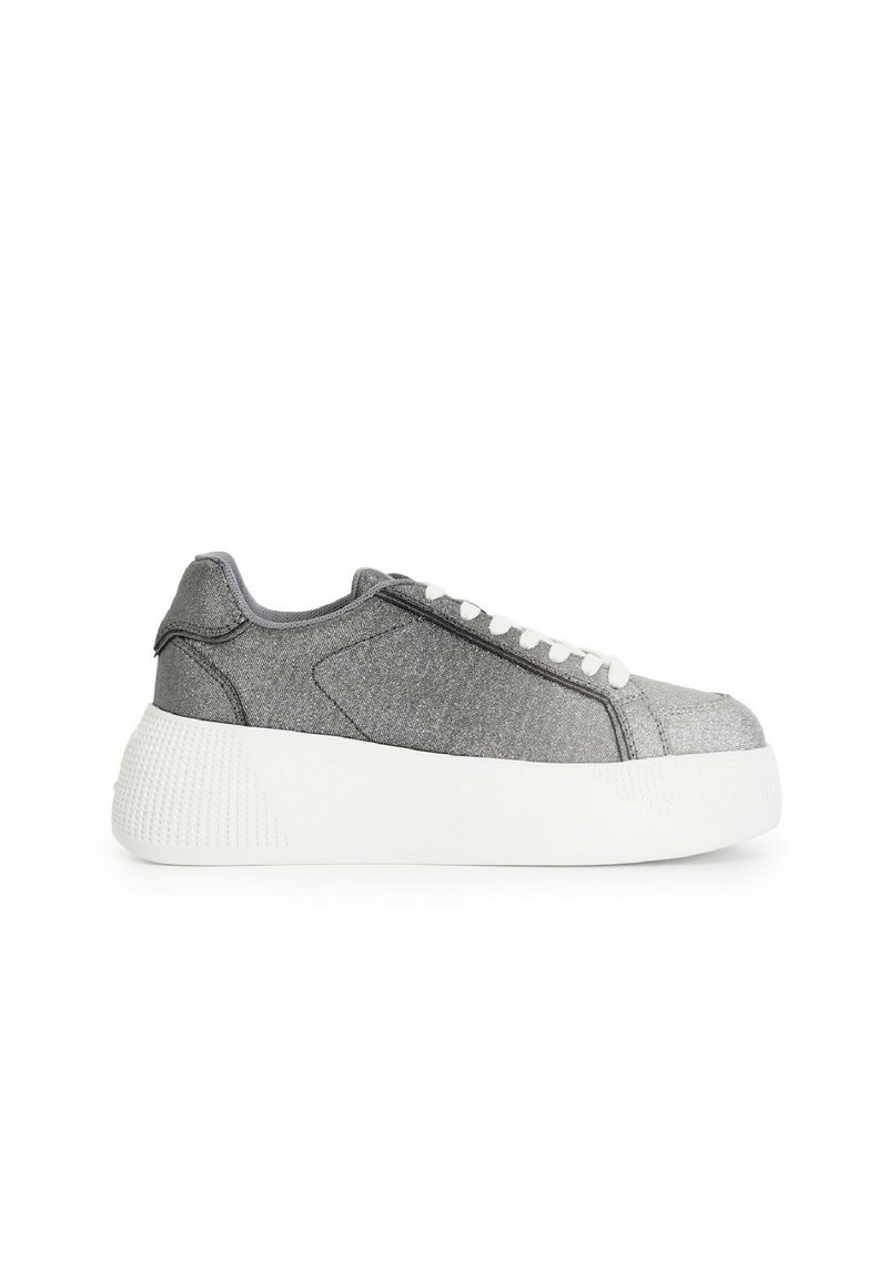 Szare sneakersy z tkaniny o teksturowanym wykończeniu, biała platforma i dopasowane sznurowadła. Panele boczne wyróżniają się delikatnym połyskiem i szwem.