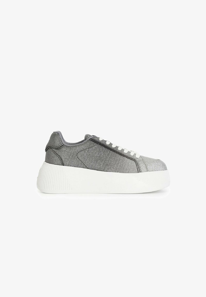 Grijze stoffen sneakers met een gestructureerde afwerking, witte platformzool en bijpassende veters. De zijpanelen hebben een lichte glans en stikseldetails.