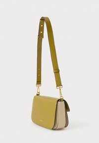 Groene leren schoudertas met een gladde textuur, voorzien van gouden hardware, verstelbare riem en een contrasterend beige paneel aan de zijkant.