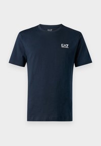 Marinblå bomullströja med kort ärm, rundad halsringning och en liten vit EA7-logotyp på vänster bröst. Slät textur, klassisk passform.