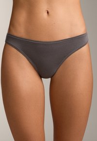 Sive bikini spodnje hlačke iz bombažnega mešanega materiala z gladko teksturo, elastičnim pasom in šivi vzdolž robov.