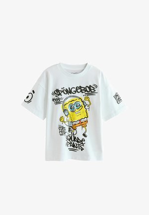 Valge lühikeste varrukatega T-särk, millel on värvikas Kõrvapüüriga Spargelkapsas ja esiküljel grafitistiilis tekst "SpongeBob SquarePants".