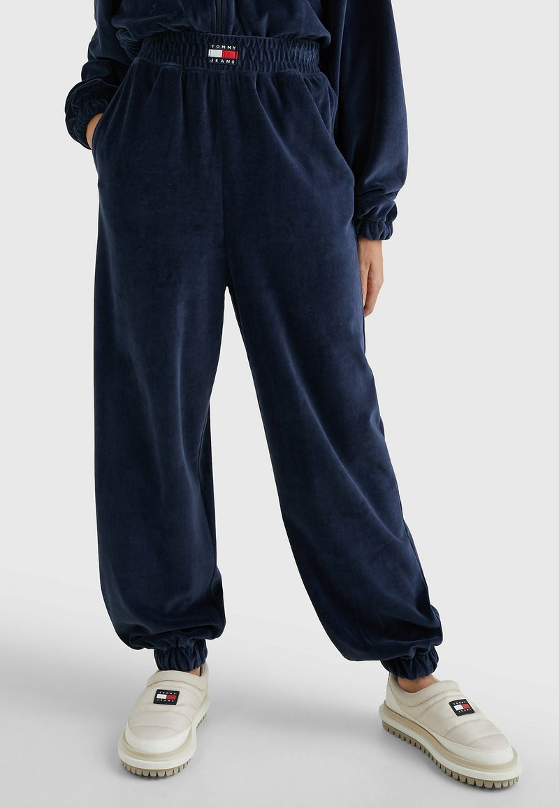 Tommy Jeans VELOUR BADGE  - Treningo apatinė dalis - twilight navy