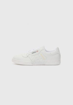 Sneakers bianchi con tomaia in pelle liscia, caratterizzati da tre strisce tonali, colletto imbottito e suola ammortizzata per una maggiore aderenza.